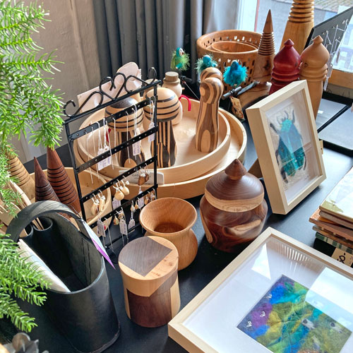 koege kunstforening kunst under traeet 2022 i hugos gaard i koege butik8