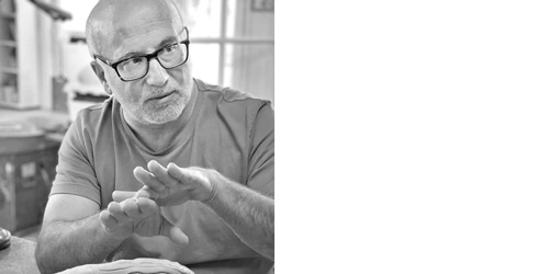 Tony Briffa udstiller keramik p&aring; udstillingen Ler & L&aelig;rred i K&oslash;ge Kunstforening.